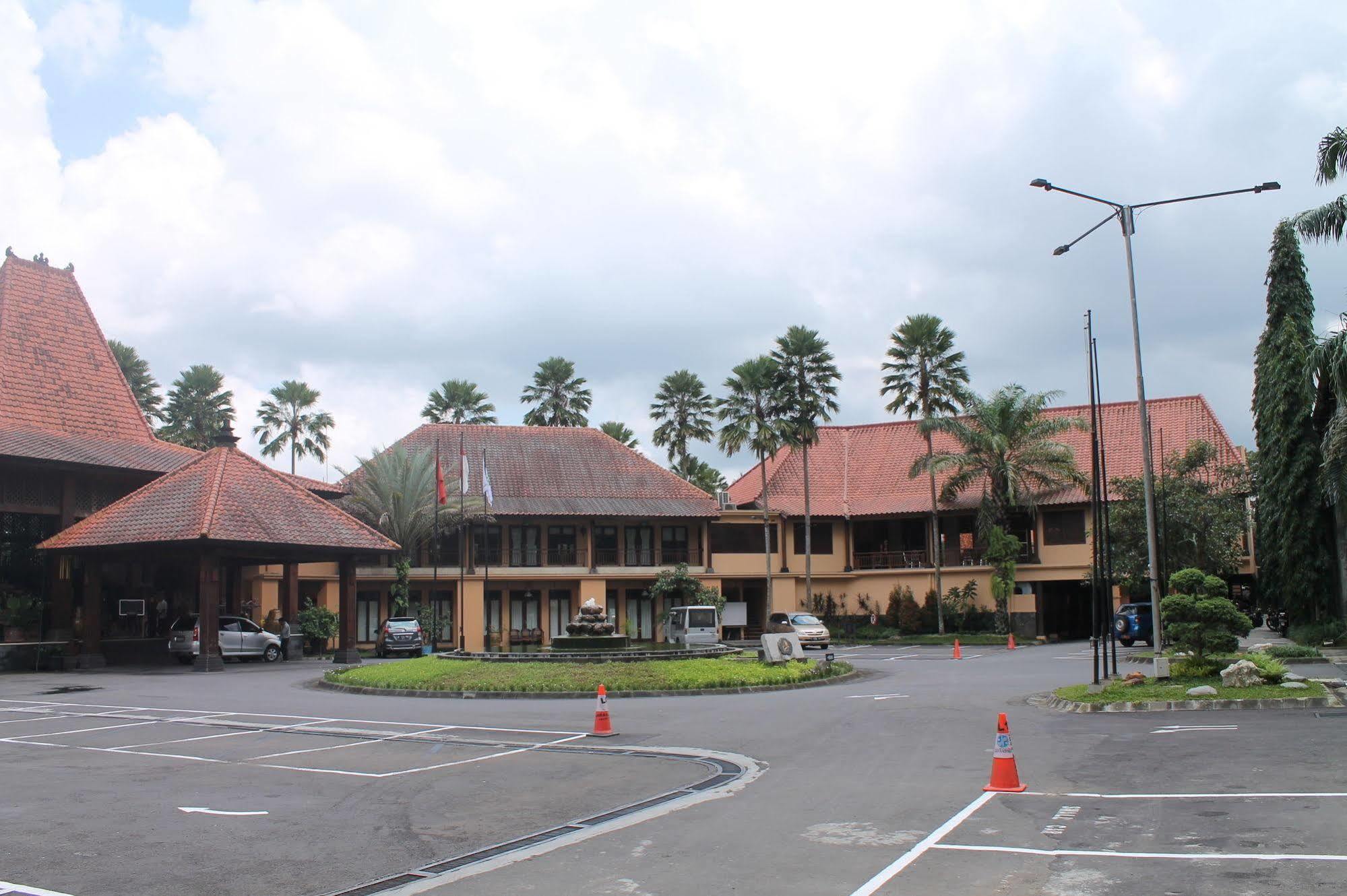 Laras Asri Resort & Spa Salatiga Extérieur photo